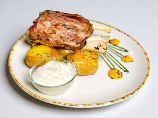 Ciolan de porc cu cartofi aurii