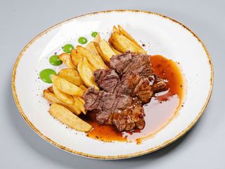 Minute steak cu cartofi și sos brun