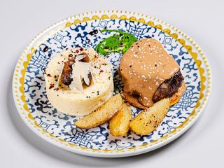 Mușchi de vită cu piure și sos brun