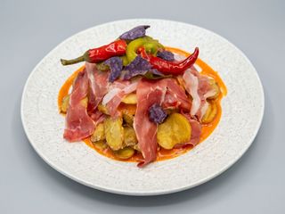 Petale de cartofi, prosciutto crudo, ardei murați și sos afumat  250g
