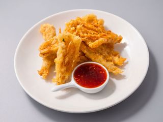 Enoki tempura cu maioneză picantă