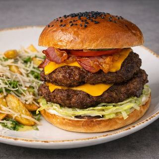 Dublu cheesburger de vită
