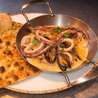 Fructe de mare în sos Thai și orez