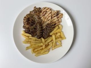 Mix grill cu cartofi prajiți