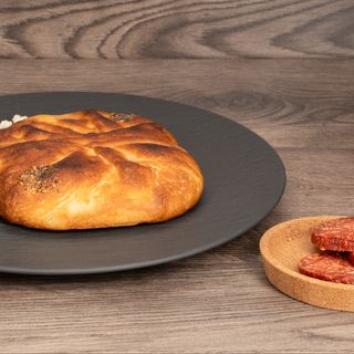 Palanet cu brânză și salam picant