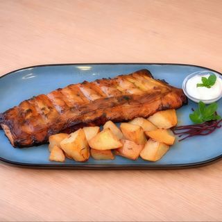 Coaste de porc condimentate cu cartofi aurii