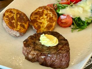 Muschi de vita cu cartofi copti si salata rucola, rosii cherry si parmezan