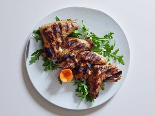 Aripioare de pui crocante cu cartofi pai și salata