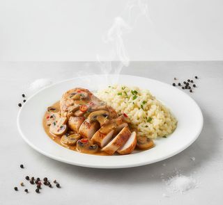 Piept de pui cu ciuperci în sos picant cu risotto
