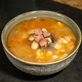 Ciorba de fasole boabe cu tarhon, afumatura si ceapa rosie