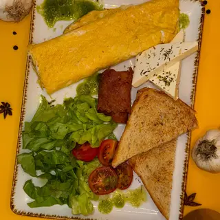 Omleta din 3 Ouă cu Bacon Crispy, Salată, Roșii Cherry, Telemea și Pâine Prăjită