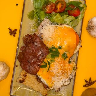 Toast cheesy eggs & bacon