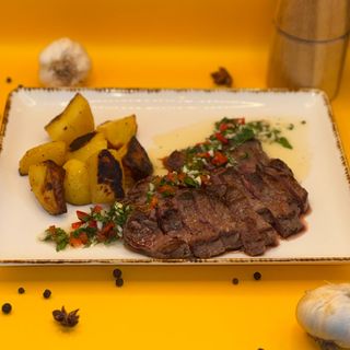 Vrabioara de vita cu chimmichurri & cartofi copti