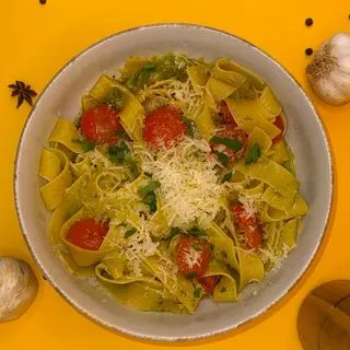 Tagliatelle pesto & cherry