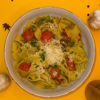 Tagliatelle pesto & cherry