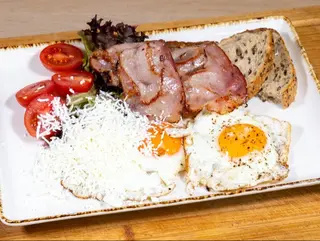 Ochiuri Prajite si Bacon Crispy, Telemea, Salata, Rosii Cherry si Paine Prajita