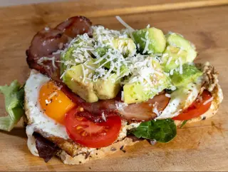 TOAST Smashed Avocado cu Oua Ochiuri x 2, Bacon Crispy si Parmesan