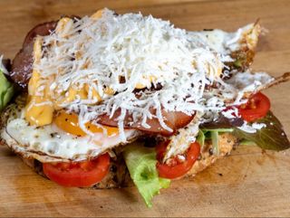 TOAST Cheesy Eggs x 2 & BaconCrispy, Ceddar, Parmesan si Telemea