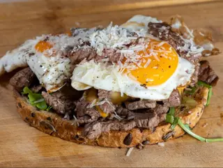 TOAST Cheesy Beef Steak - cu 2xOua Ochiuri si Parmesan
