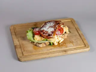 TOAST cu 3 x Oua Scrambled, Bacon Crispy si Parmesan