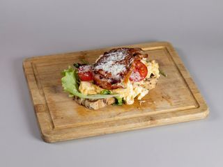 TOAST cu 3 x Oua Scrambled, Bacon Crispy si Parmesan