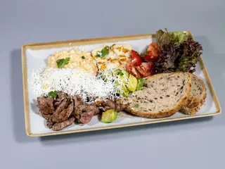 KETO Breakfast - cu 3 x Oua Scrambled, Halloumi, Steak Vita, Avocado, Parmesan