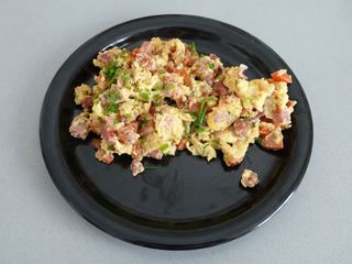 Omletă Cu Cârnaciori Si Cascaval