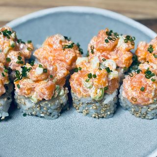 Salmon tartar roll