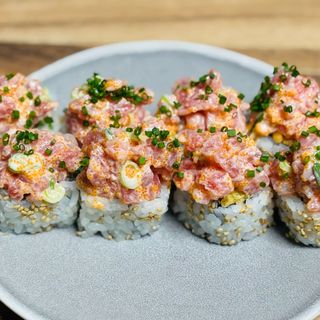 Tuna tartar roll