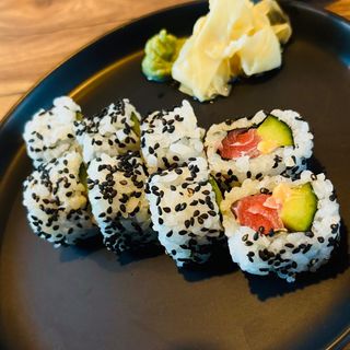 Tuna kyuri roll
