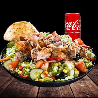 Salată Mixt cu Crispy și Chiflă + Coca Cola