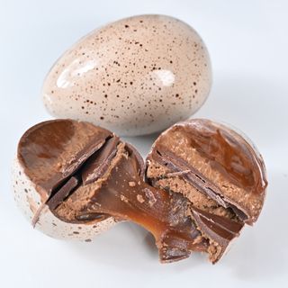 Ou ciocolată caramel nucă