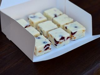 Ciocolată de casă albă cu merișoare și portocală confiată