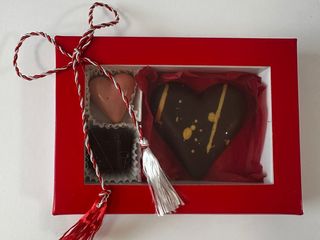 Inimă de ciocolată cu lapte, caramel și crocant de alune de pădure