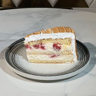 Tort vanilla meringue cu căpșuni
