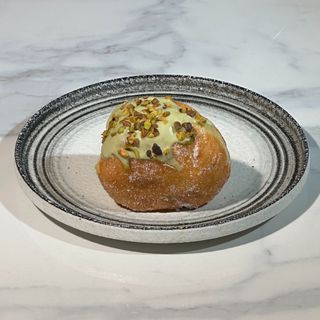 Gogoașă cu cremă de fistic și zmeură