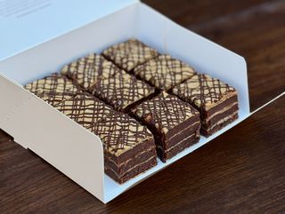 Prăjitură caramelizată vegană