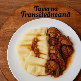 Ficat de pui cu ceapa si pireu de cartofi