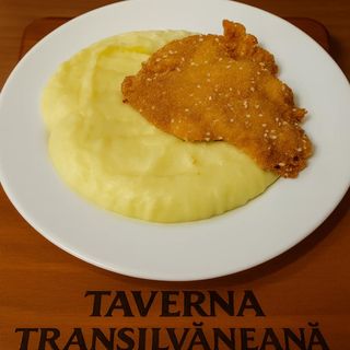 Snitel de pui cu susan si pireu de cartofi