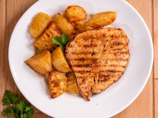 Piept de pui la gratar si cartofi aurii 100g/200g