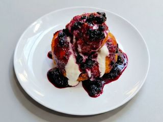 Papanasi cu branza,gem de afine si smantana 150g