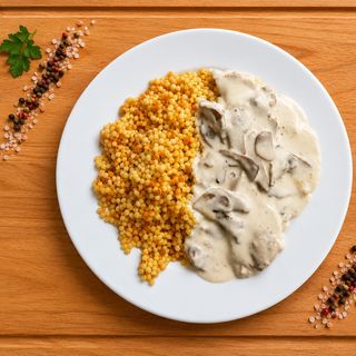 Pui cu sos alb,ciuperci si cus cus 100g/100g/200g