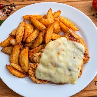 Piept de pui la gratar cu cascaval si cartofi aurii 120/200gg/200g