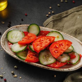 Salata de rosii si castraveti