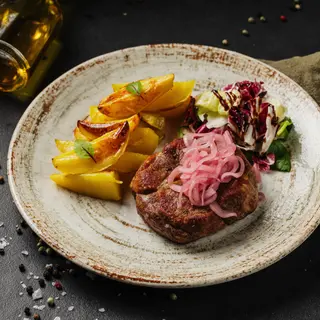 Ceafa de porc sous-vide cu cartofi copti