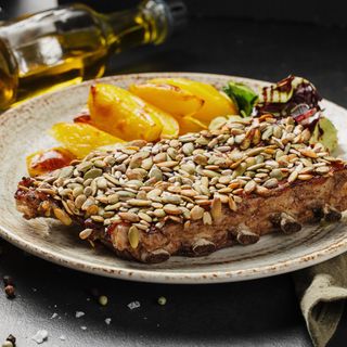 Coaste de porc in crusta de seminte