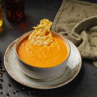 Supa crema de legume cu chipsuri de parmezan si crutoane