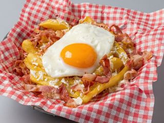 Mic dejun cu ouă ochiuri, bacon, cartofi si telemea