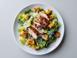 Salată Caesar cu pui la grătar