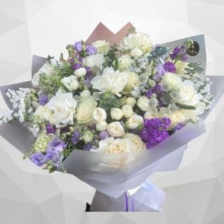 Buchet Alb cu accente de mov